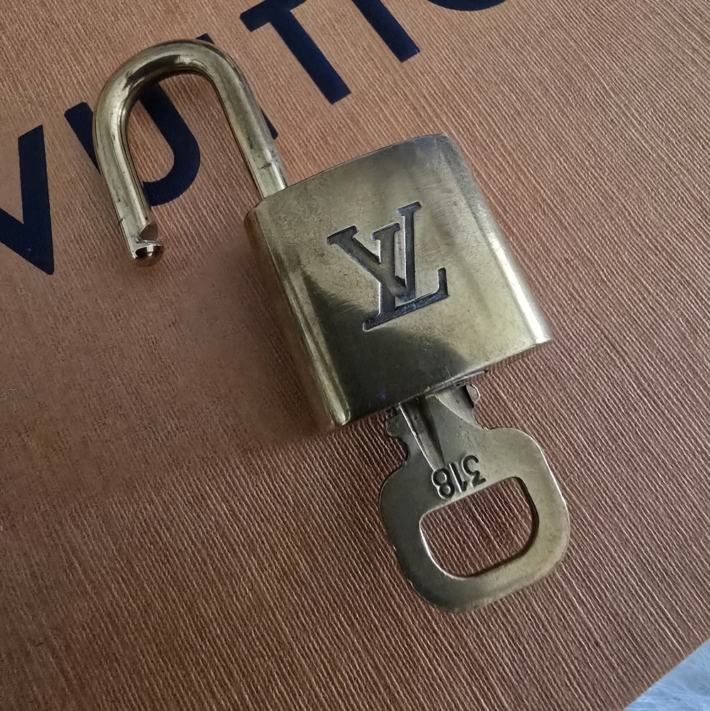 🟡Authentic Louis Vuitton Gold Padlock & Key Necklace Set #318 🟡 - Picture 11 of 14